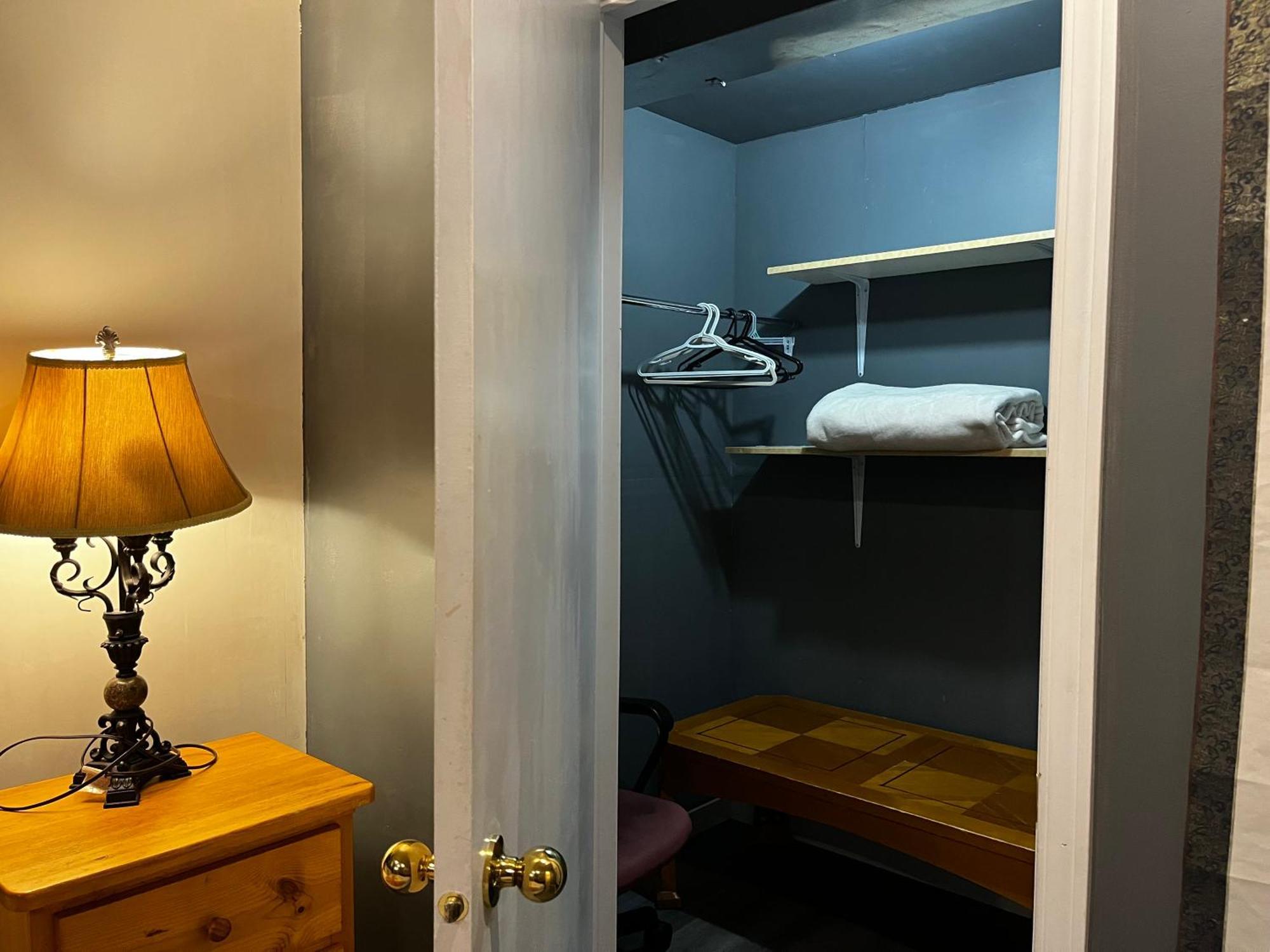 Hidden Valley New Basement Suite With Private Bathroom! 卡加利 外观 照片
